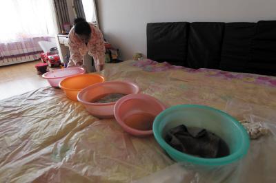 德宏楼上漏水，住户失联，小区没物管，业主维权难！律师来支招……